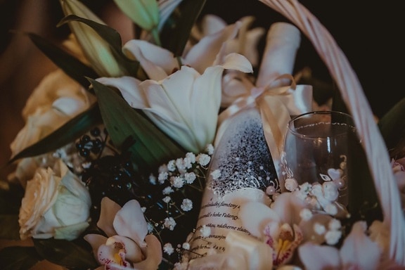 シャンパン, 籐のバスケット, 白ワイン, バラ, 白い花, 配置, ロマンチックです, ユリ, 花束, 花