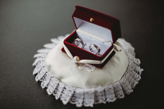 dárek, snubní prsten, kroužky, krabice, láska, elegantní, svatba, zátiší, romantika, bižuterie