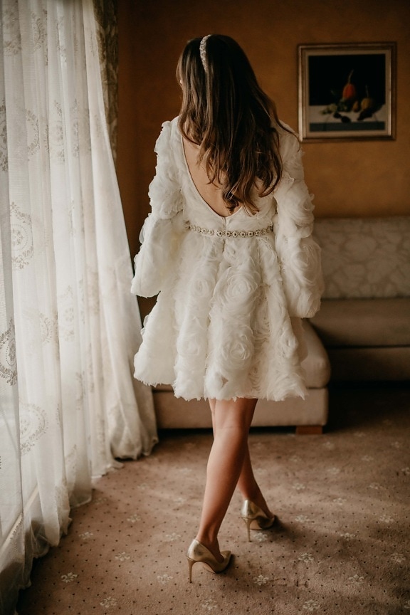 joli, robe de mariée, Salon, debout, magnifique, posant, rideau, Jolie fille, manteau, mariage