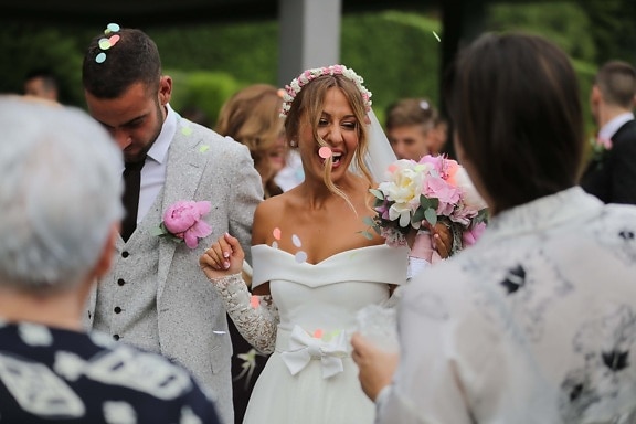 Zeremonie, Hochzeit, Braut, Glück, Lächeln auf den Lippen, Menge, Menschen, verheiratet, Blumenstrauß, Ehe