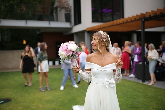 bride throws bouquet, bride, crowd, marriage, wedding, groom, dress, flowers, veil, love