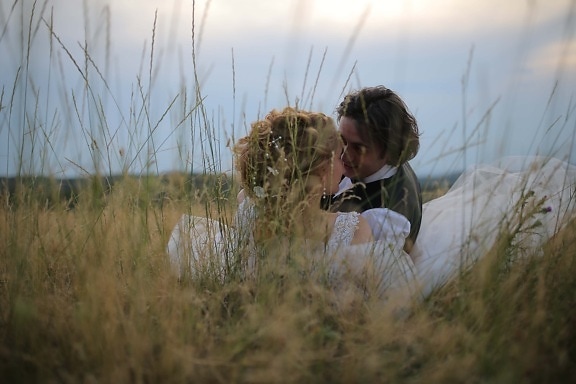 wife, just married, husband, laying, grass, hugging, kiss, field, people, girl