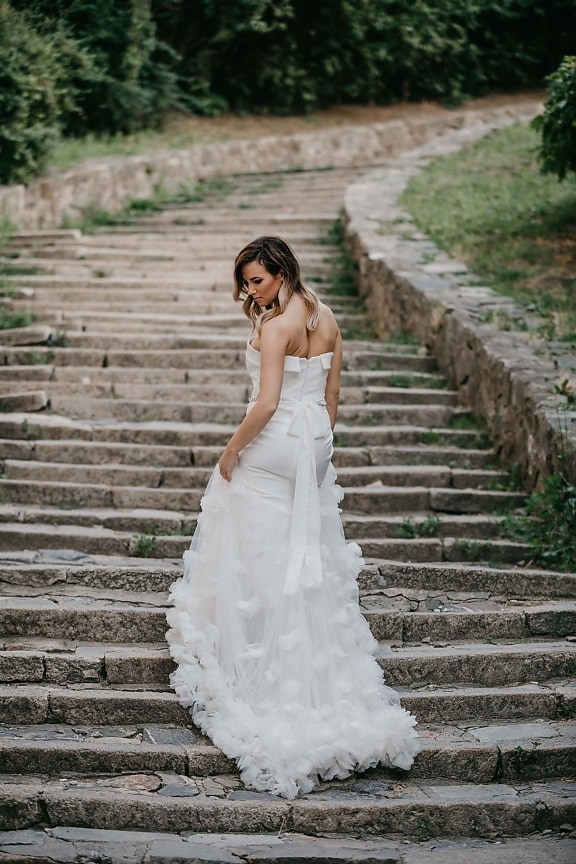 escadaria, rua, garota bonita, lindo, vestido de casamento, branco, vestido, felicidade, casado, casamento