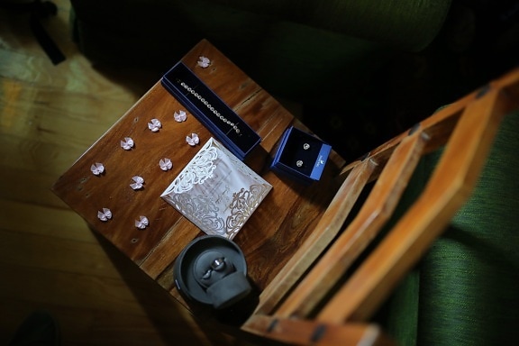 houten, stoel, armband, oorbellen, papier, envelop, Bericht, hout, binnenshuis, Stilleven