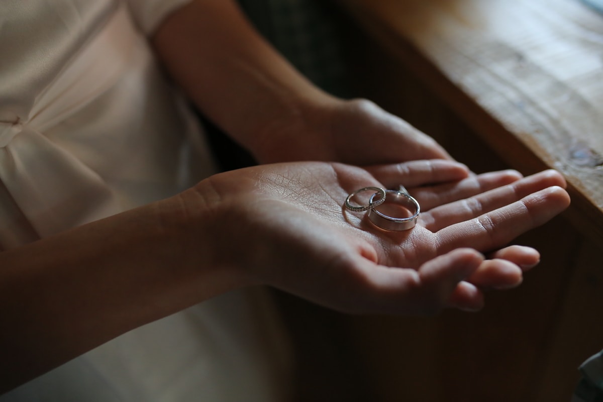 krúžky, dvojica, žena, ruky, ručné, zapojenie, dievča, interiéri, manželstvo, snubný prsteň