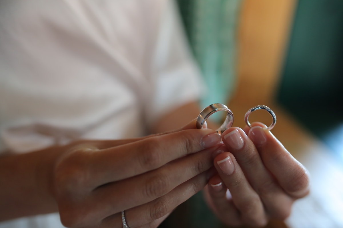 žena, drži, vjenčani prsten, manikura, prst, prstenje, ruke, ruka, vjenčanje, nakit