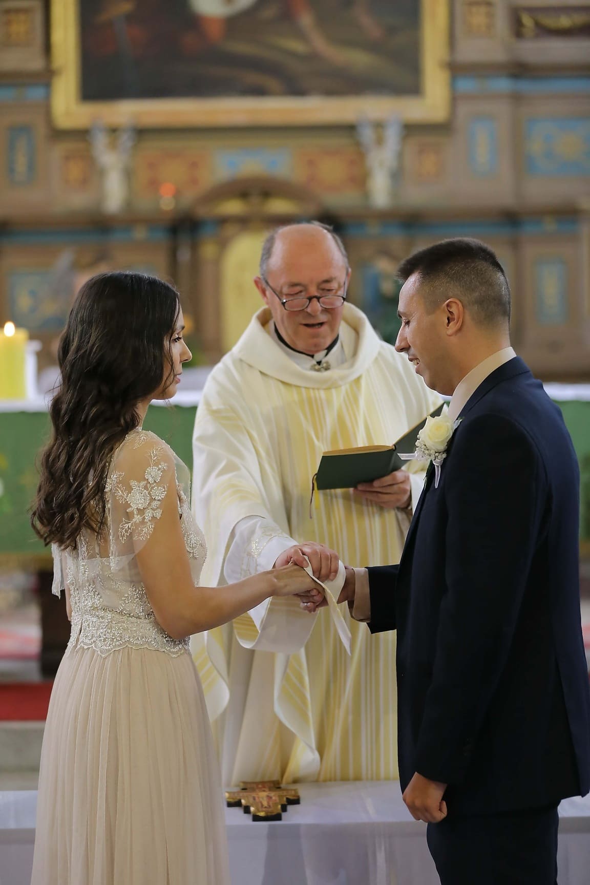 牧师在教堂里举行婚礼 · 免费素材图片