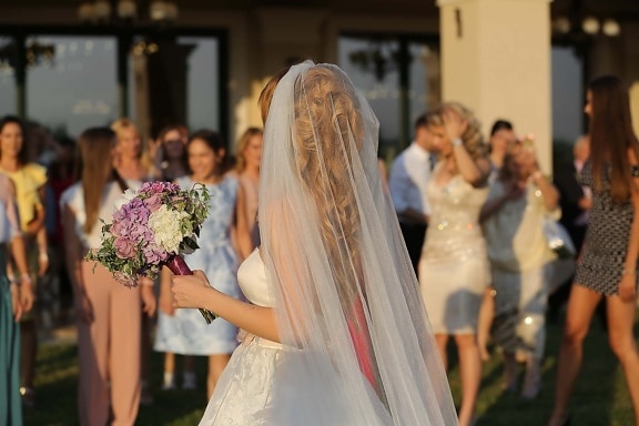 невеста, толпа, свадебное платье, девушки, свадебный букет, женщина, Свадьба, платье, букет, моды