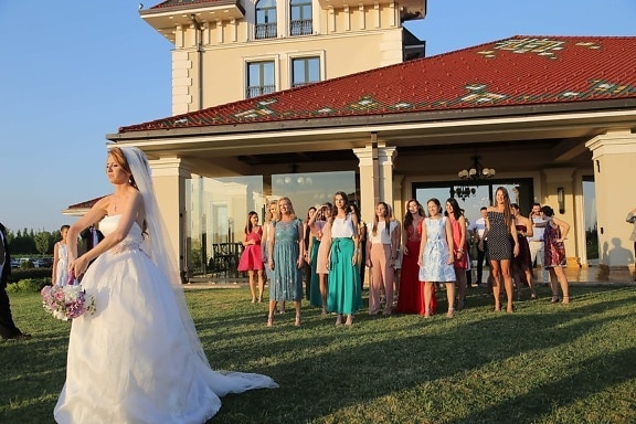 esküvő, hagyományos, tömeg, menyasszony, lányok, esküvői ruha, esküvői csokor, esküvői helyszín, emberek, nő