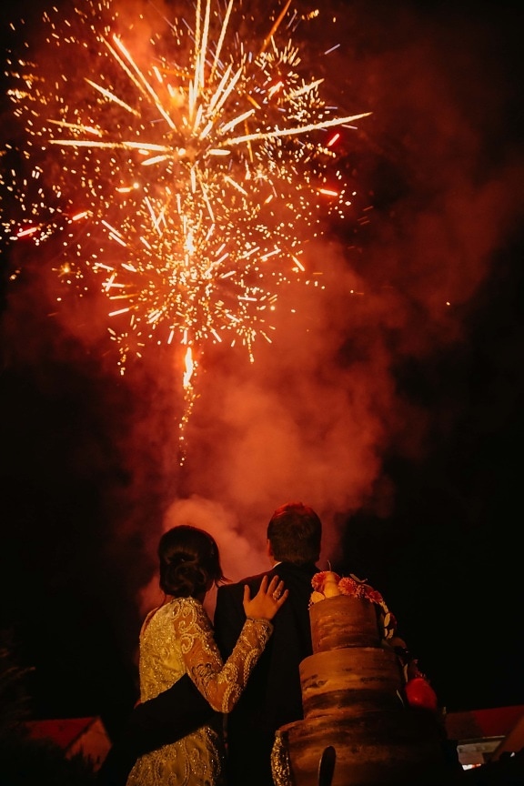 romantikus, tűzijáték, barátja, barátnő, átölelve, fesztivál, ünnepe, füst, gyertya, robbanás
