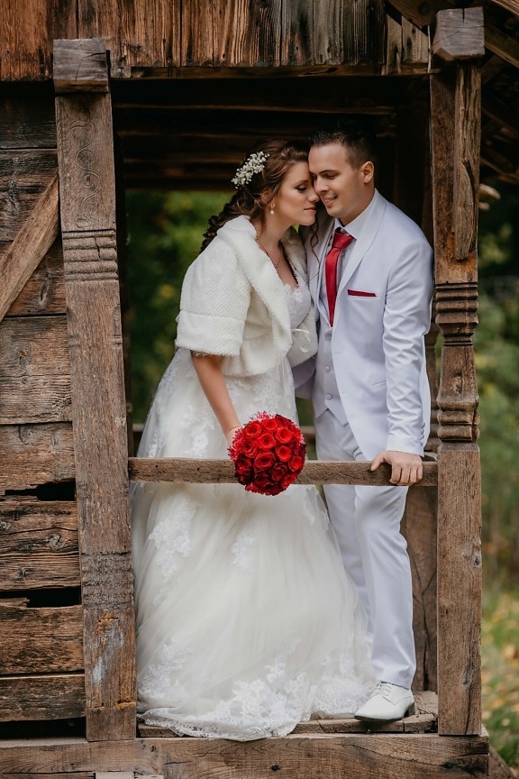 cottage, white, tuxedo suit, dress, bride, groom, wedding bouquet, red, engagement, marriage