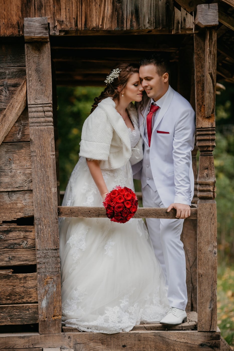 cottage, white, tuxedo suit, dress, bride, groom, wedding bouquet, red, engagement, marriage