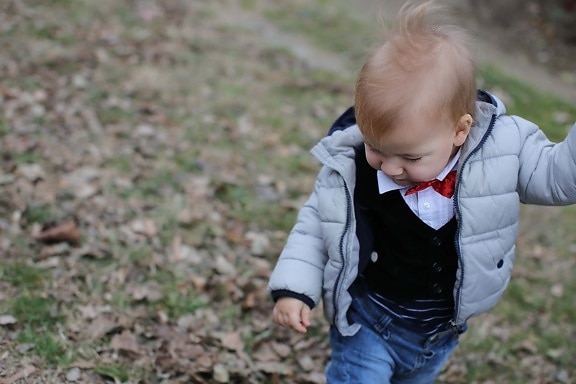 yürümeye başlayan çocuk, kravat, smokin takım, ceket, Çocuk, Çocuk, çimen, Çocukluk, şirin, gülümseme