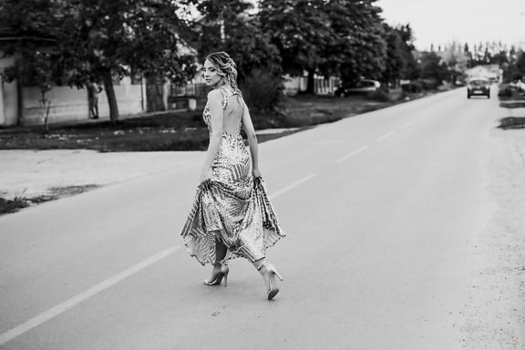 femeie, răscruce de drumuri, trecere peste, asfalt, drumul, îmbrăcăminte, strada, fusta, oameni, articol de îmbrăcăminte