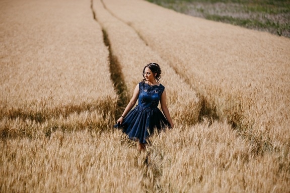 Villaggio, bella ragazza, abitante del villaggio, campo di grano, agricoltura, segale, campo, grano, cereali, ragazza