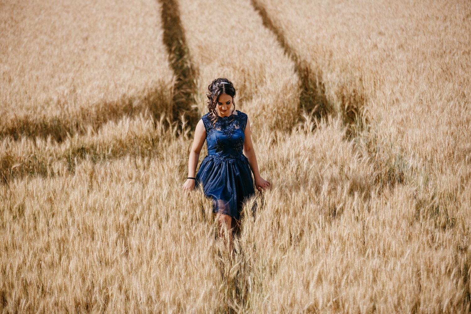 hezké děvče, samotné, pšeničné pole, chůze, romantický, pšenice, pole, léto, děvče, příroda