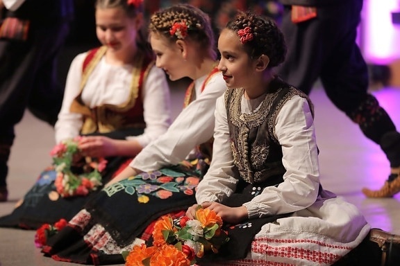 дівчата, сидячи, костюм, традиційні, народної, спорядження, дитина, фестиваль, танці, люди