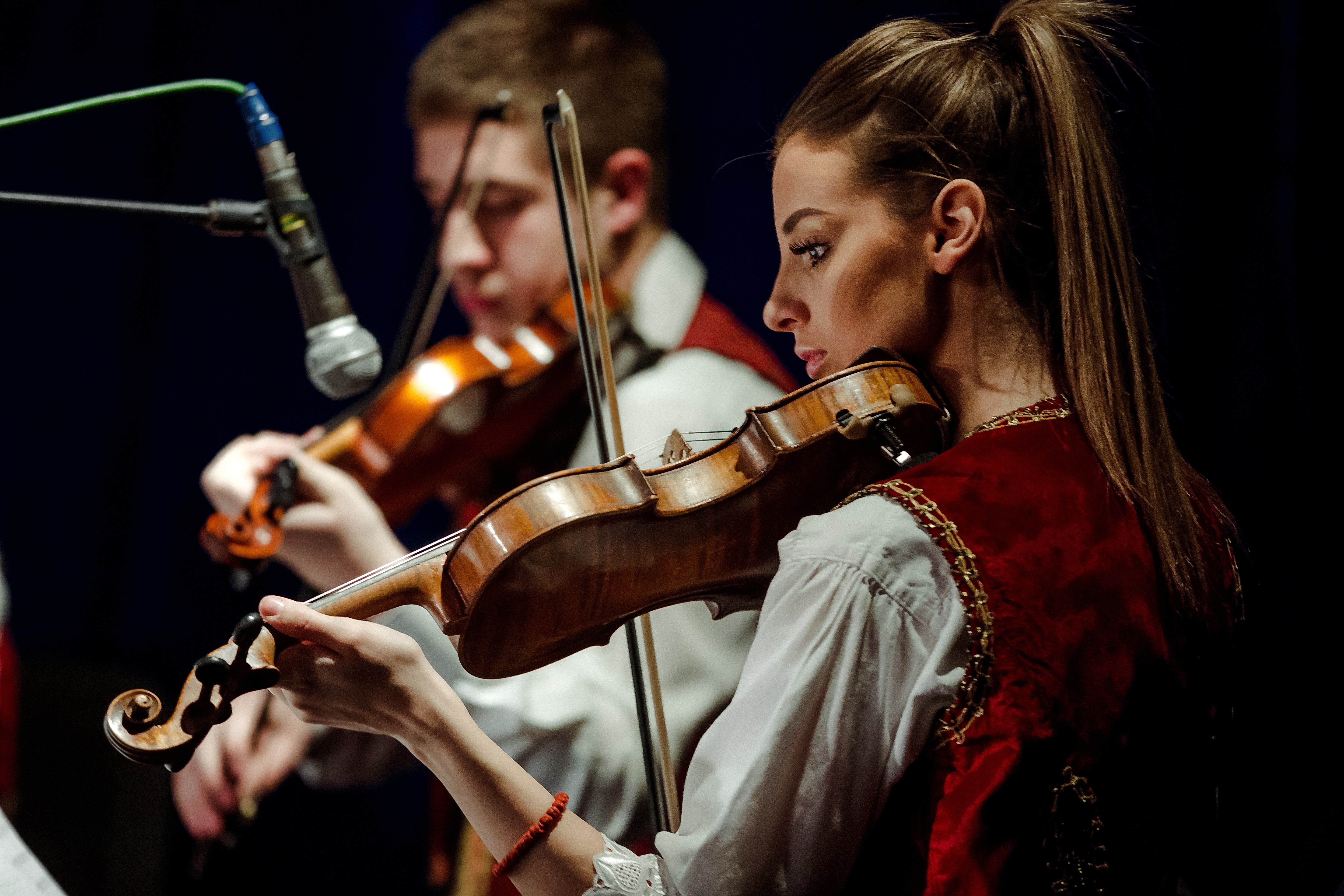 フリー写真画像 カップル ヴァイオリン ミュージシャン コンサート 音楽 パフォーマンス 計測器 クラシック 女性 人々