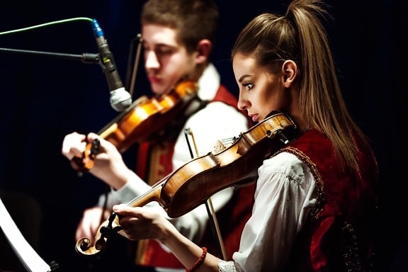 скрипка, симпатична дівчина, прожектор, концертний зал, людина, концерт, музика, продуктивність, музикант, інструмент