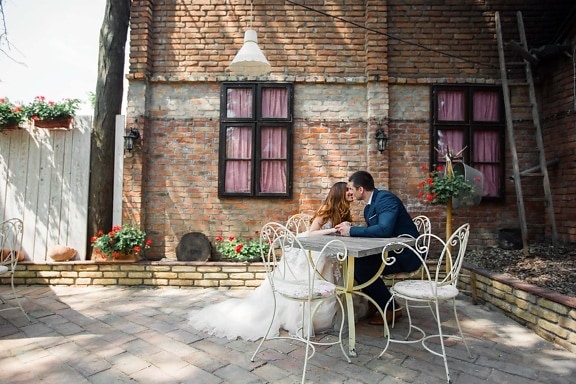 årgang, landsbyen, romantisk date, romantisk, kyss, dame, herre, området, struktur, patio