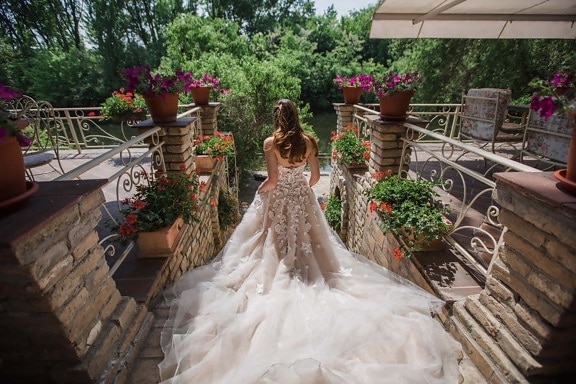 novia, caminando, vestido de novia, balcón, jardín de flores, terraza, boda, ramo de la, novio, flor