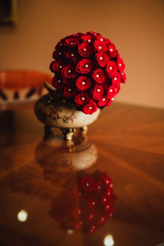 Νεκρή φύση, από κοντά, κόκκινο, τριαντάφυλλα, μπουκέτο, βάζο, εσωτερική διακόσμηση, κεραμικά, τραπέζι, χρώμα