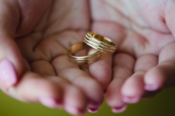 anéis, ouro, brilho dourado, mãos, dedo, mão, amor, mulher, menina, pele