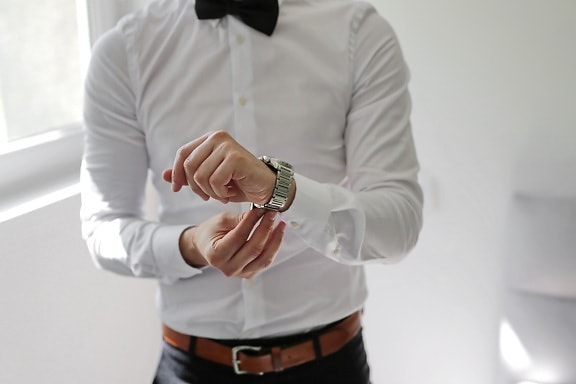 черный, галстук-бабочка, рубашка, белый, наручные часы, элегантность, бизнесмен, помещении, человек, бизнес