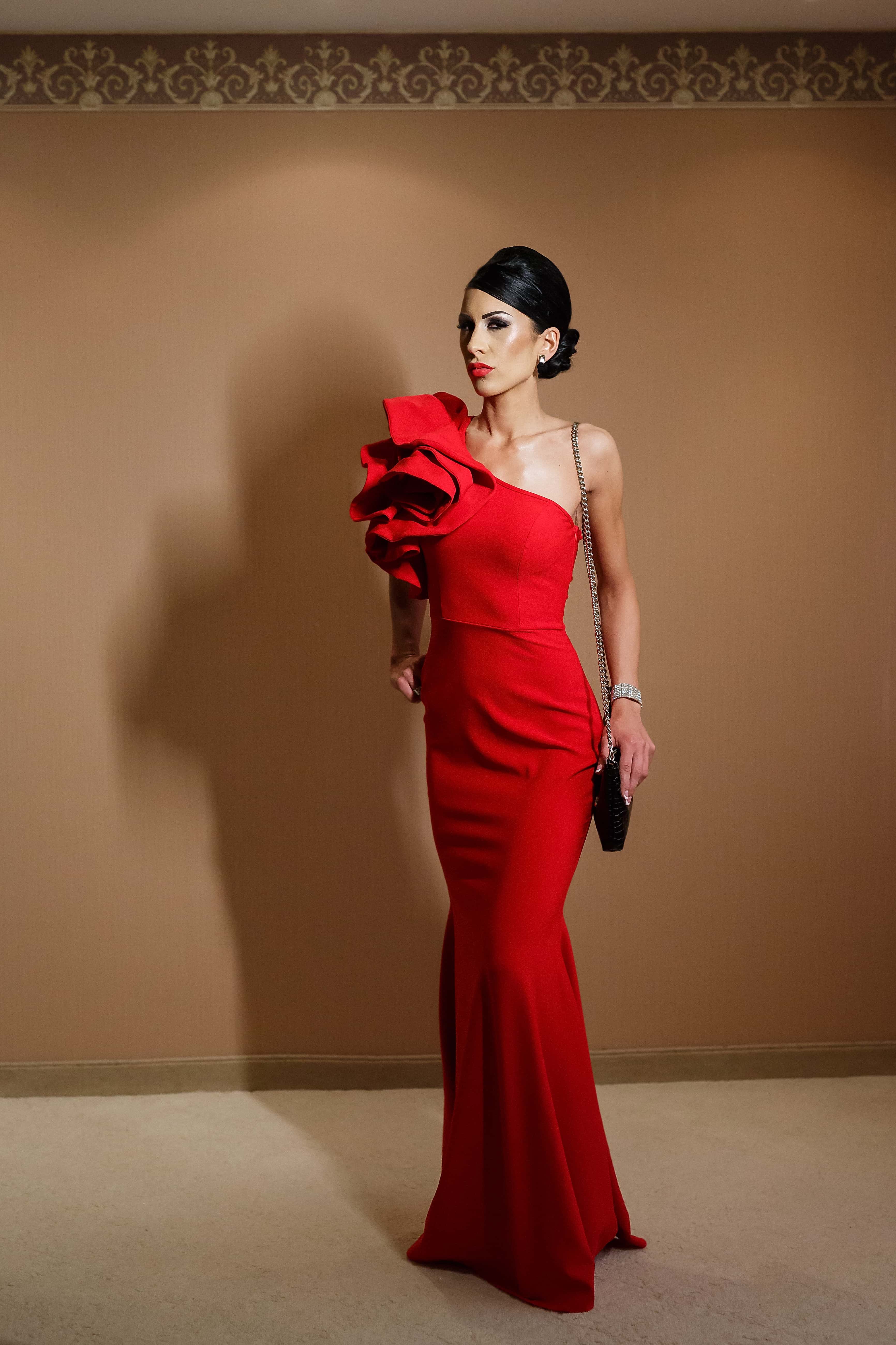 フリー写真画像 女性 スリム ファッション 衣装 赤 ドレス ハンドバッグ ポーズ 魅力的です 女性
