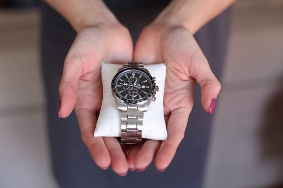 montre à bracelet, cadeau, Holding, mains, platinum, main, temps, femme, entreprise, horloge