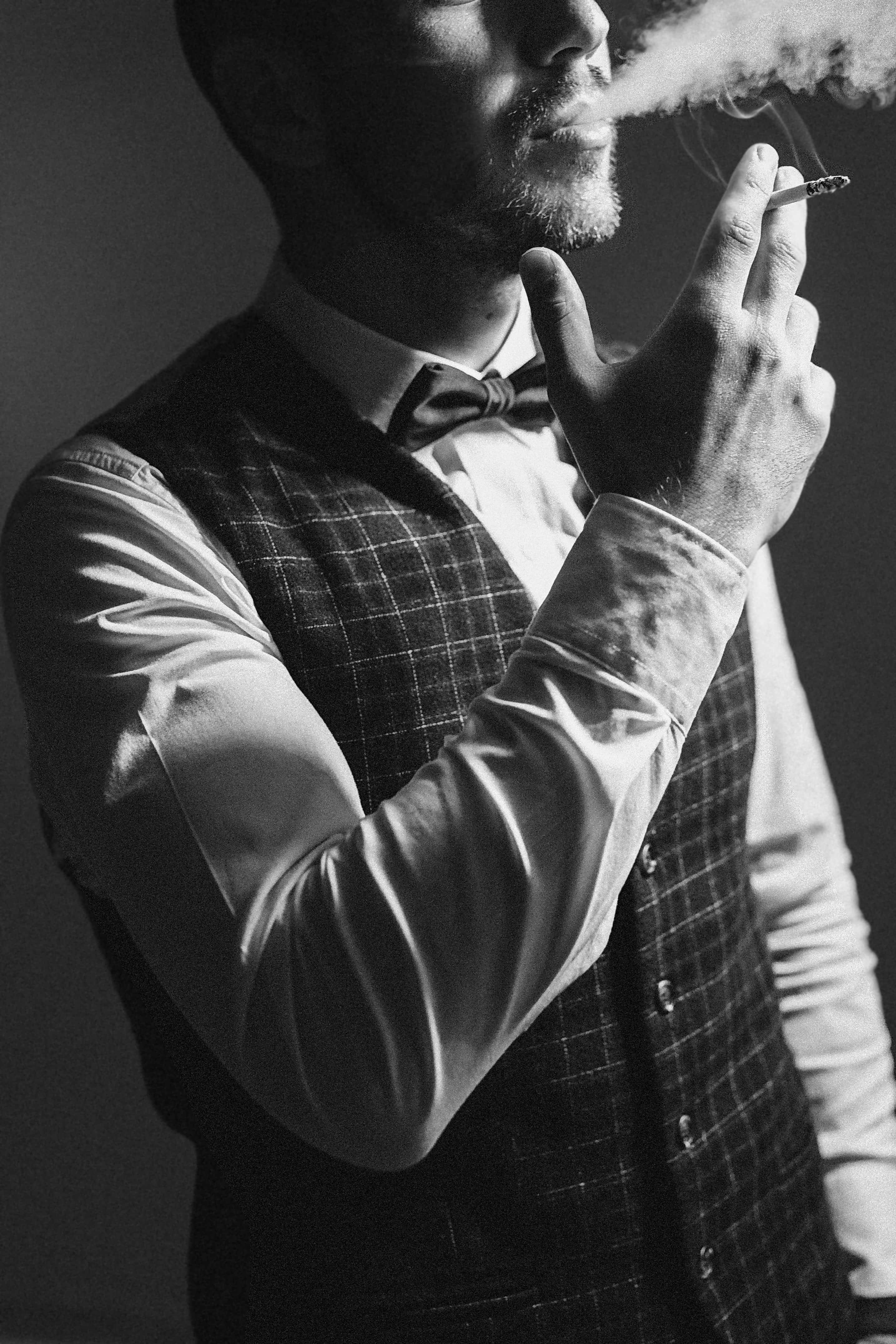 フリー写真画像 男 煙 タキシード タバコ 紳士 タバコ ちょうネクタイ 縦方向 人々 モノクロ