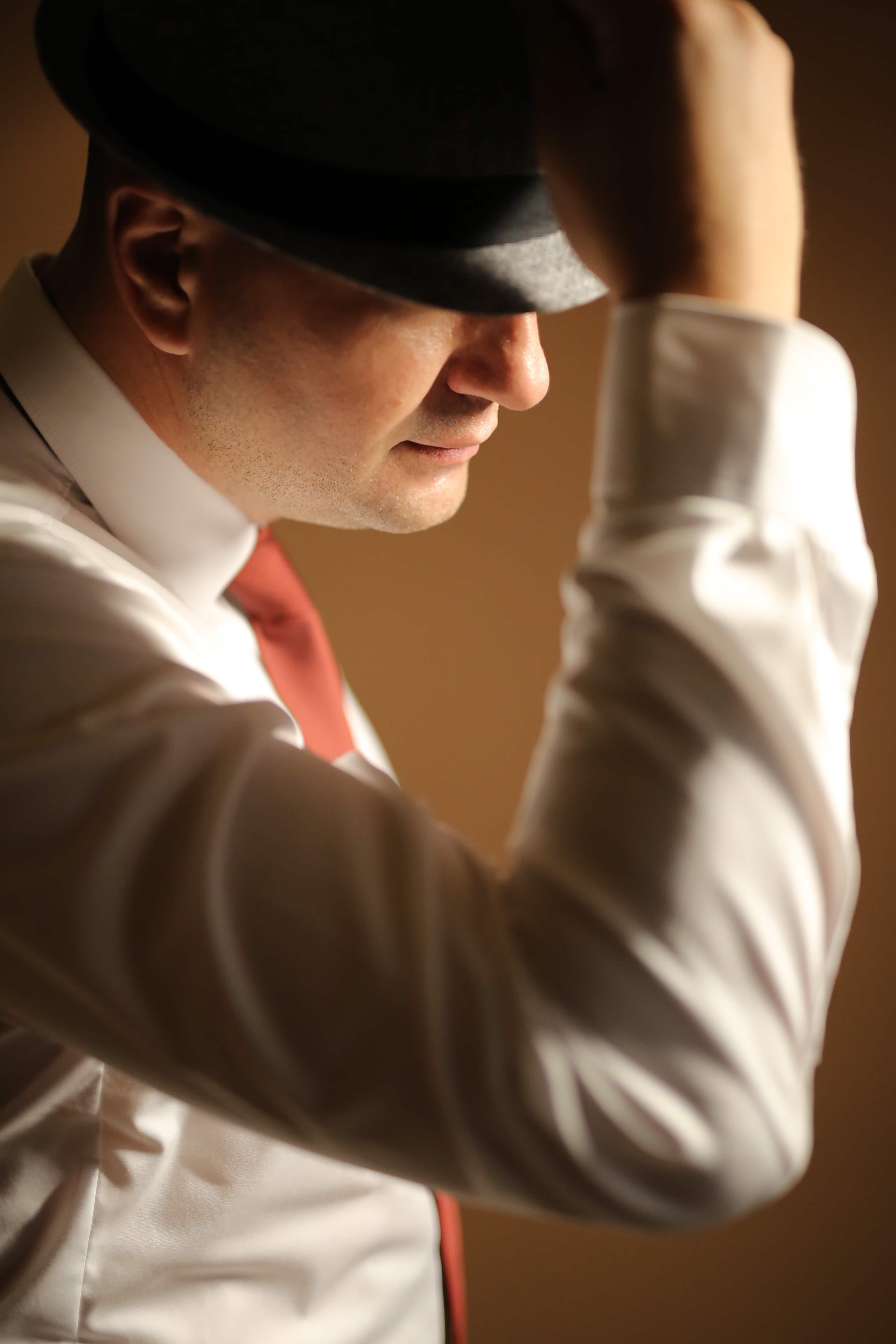 フリー写真画像 ブラック 帽子 男 縦方向 タキシード 紳士 人々 屋内で ファッション ぼかし