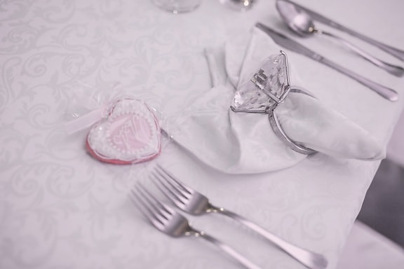 저녁 식사 테이블, 발렌타인의 날, 반지, 다이아몬드, 심장, 냅킨, 제품, 칼 붙이, 테이블, 장식