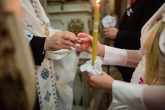 sacerdote, matrimonio, ortodossa, cerimonia, sposa, sposo, anello di nozze, a lume di candela, candela, torcia