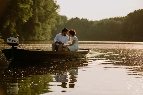 Pocałunek, romantyczny, randka miłosna, mężczyzna, kobieta, Rzeka, Łódź, zachód słońca, wody, Jezioro