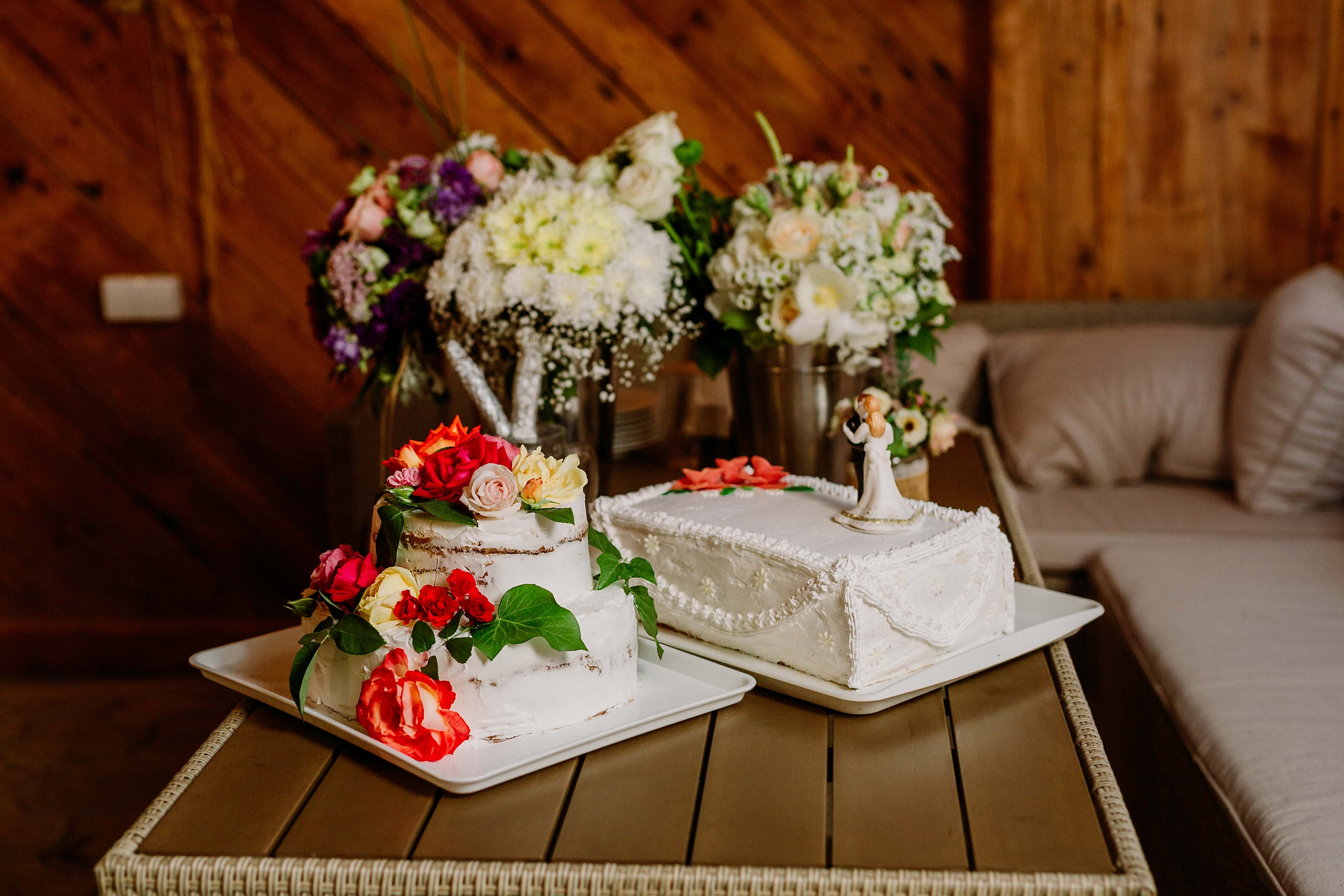 Kostenlose Bild Kuchen Hochzeitstorte Wohnzimmer Tabelle Sofa Blumenstrauss Anordnung Blumen Dekoration Blume