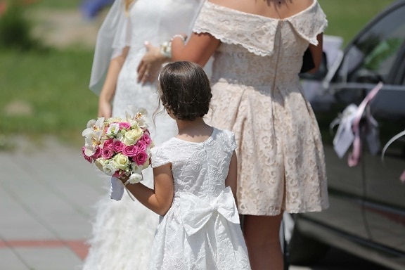 Pige, barn, bryllup buket, ceremoni, bryllup, kjole, buket, udendørs, mode, folk
