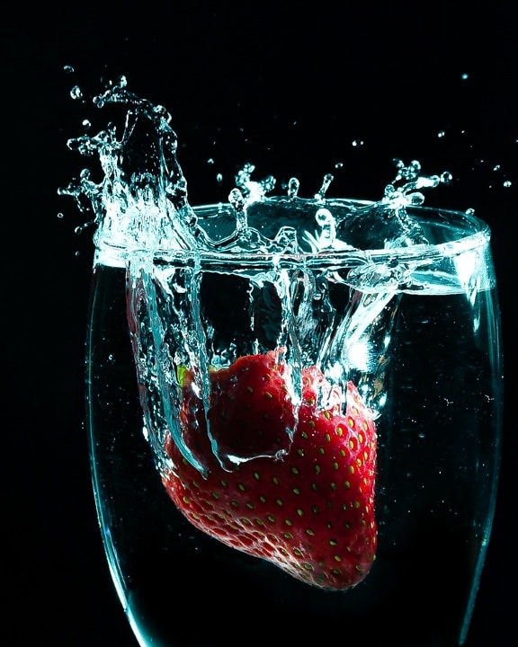 waterdrops, drinking water, glass, strawberry, photography, photo studio, close-up, liquid, splash, bubble