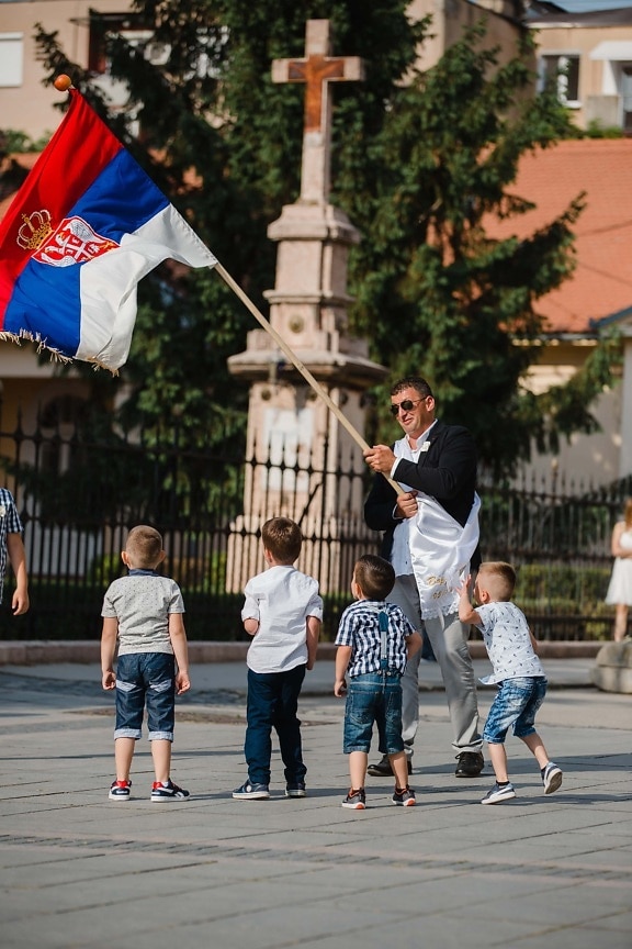 uomo, bandiera, Serbia, orgoglio, Via, figli, cerimonia, persone, figlio, città