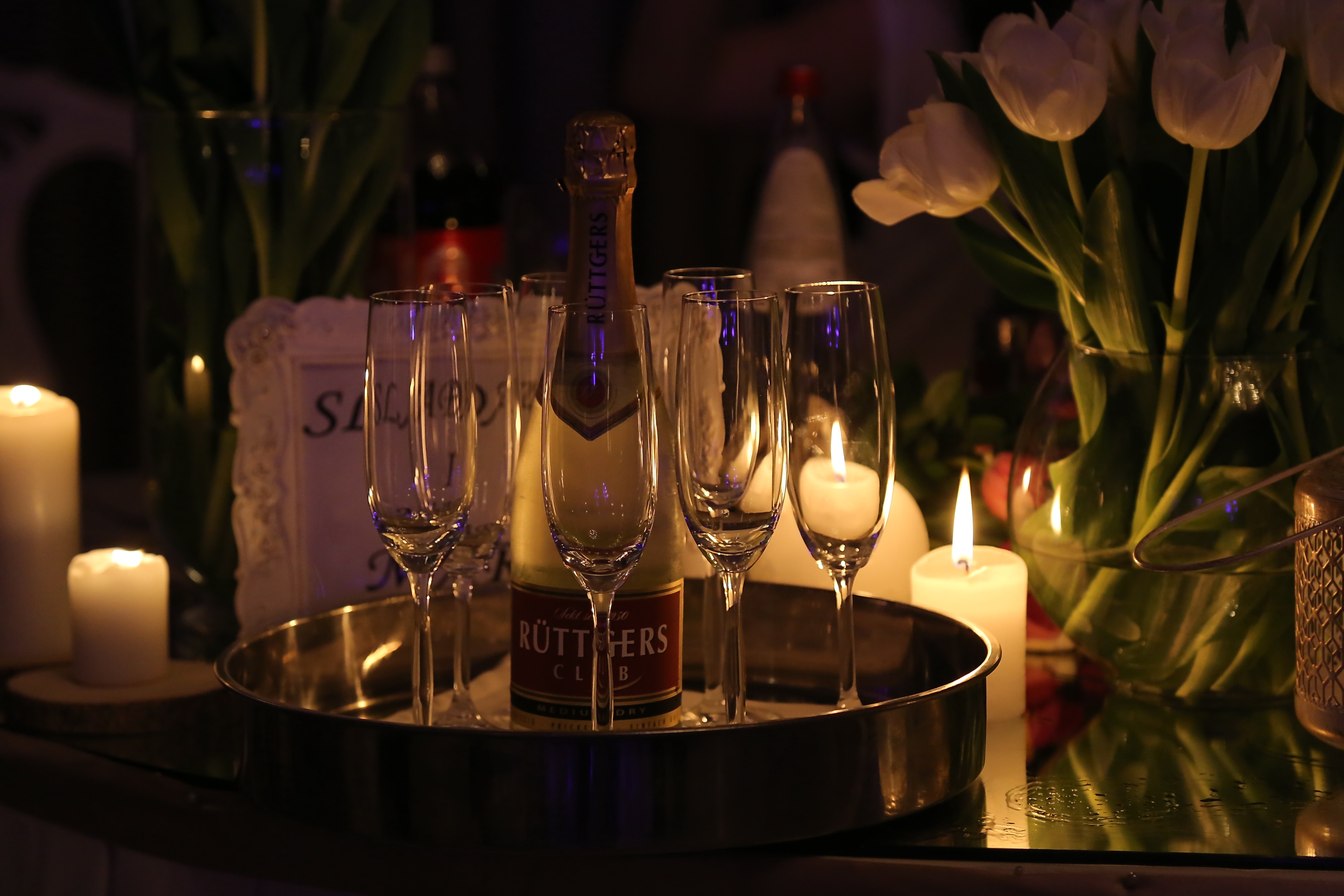 Вино свечи романтика. Шампанское и свечи. Свечи шампанское романтика. Новый год при свечах.