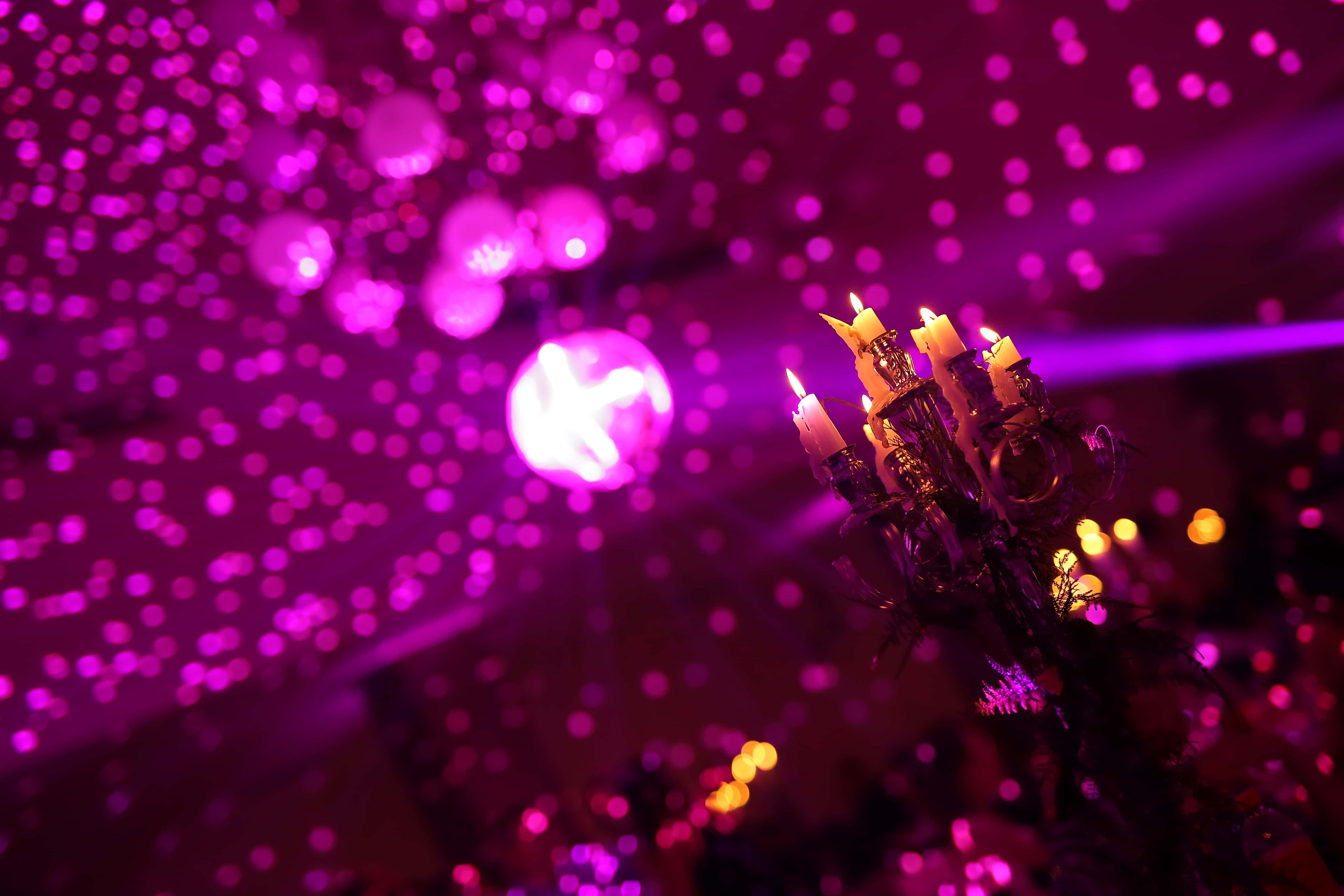 フリー写真画像 今晩 ナイトクラブ 夜 新年 イベント 室内装飾 雰囲気 ローソク足 パーティー 壮大です