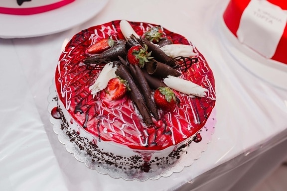 chocolate cake, milk chocolate, chocolate, strawberries, dessert, decorative, fresh, plate, sugar, cream