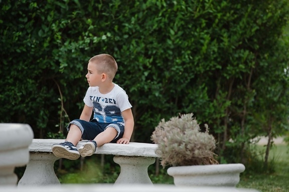 chłopiec, młody, podwórku, siedząc, szczęśliwy, park, dziecko, ogród, siedzieć, na zewnątrz