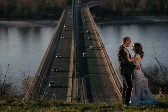 романтический, жених, невеста, открытый, мост, река, вода, люди, девушка, женщина
