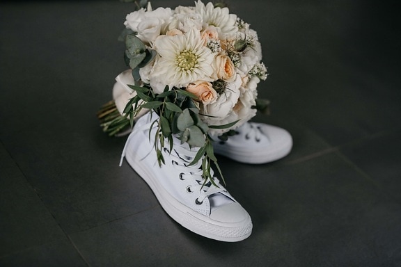 รองเท้าผ้าใบ, สีขาว, รองเท้า, สง่างาม, ช่อดอกไม้, แฟชั่น, ของขวัญ, กุหลาบ, ดอกไม้, ชีวิตยังคง
