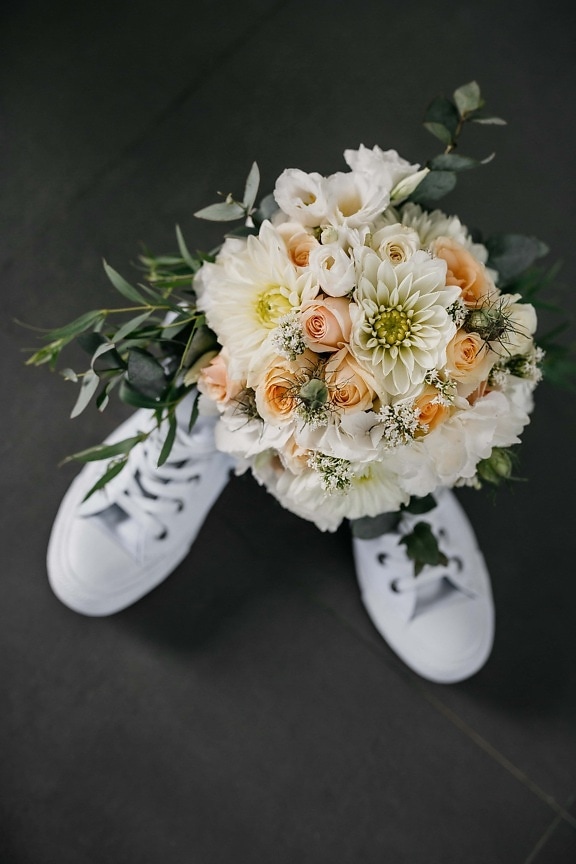 ช่อดอกไม้, รองเท้า, สีขาว, รองเท้าผ้าใบ, ของขวัญ, โรแมนติก, ตกแต่ง, กุหลาบ, ดอกไม้, ความรัก