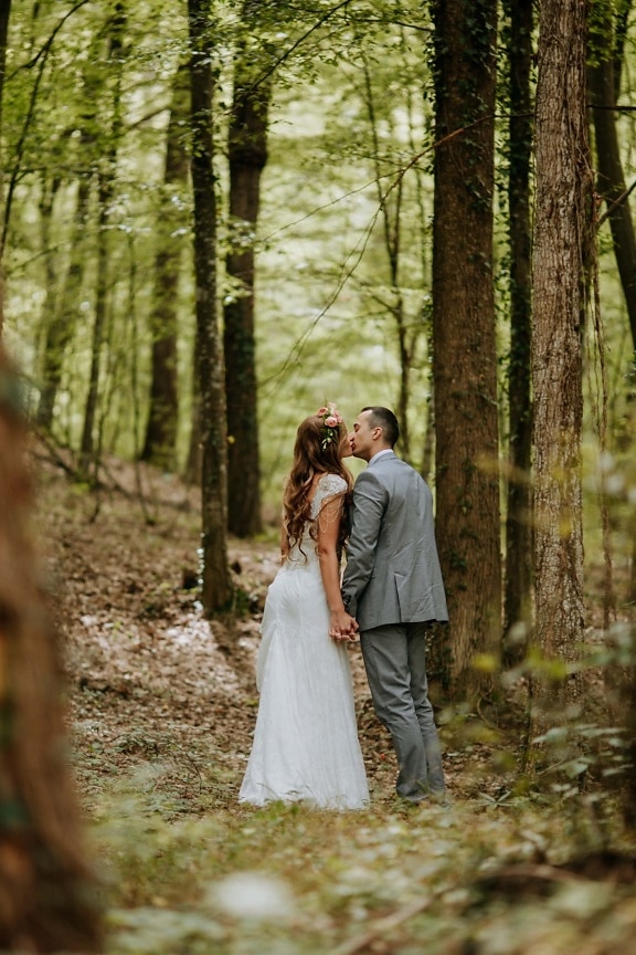 bruidegom, kus, bruid, wandeling, bos, hout, liefde, natuur, paar, bruiloft