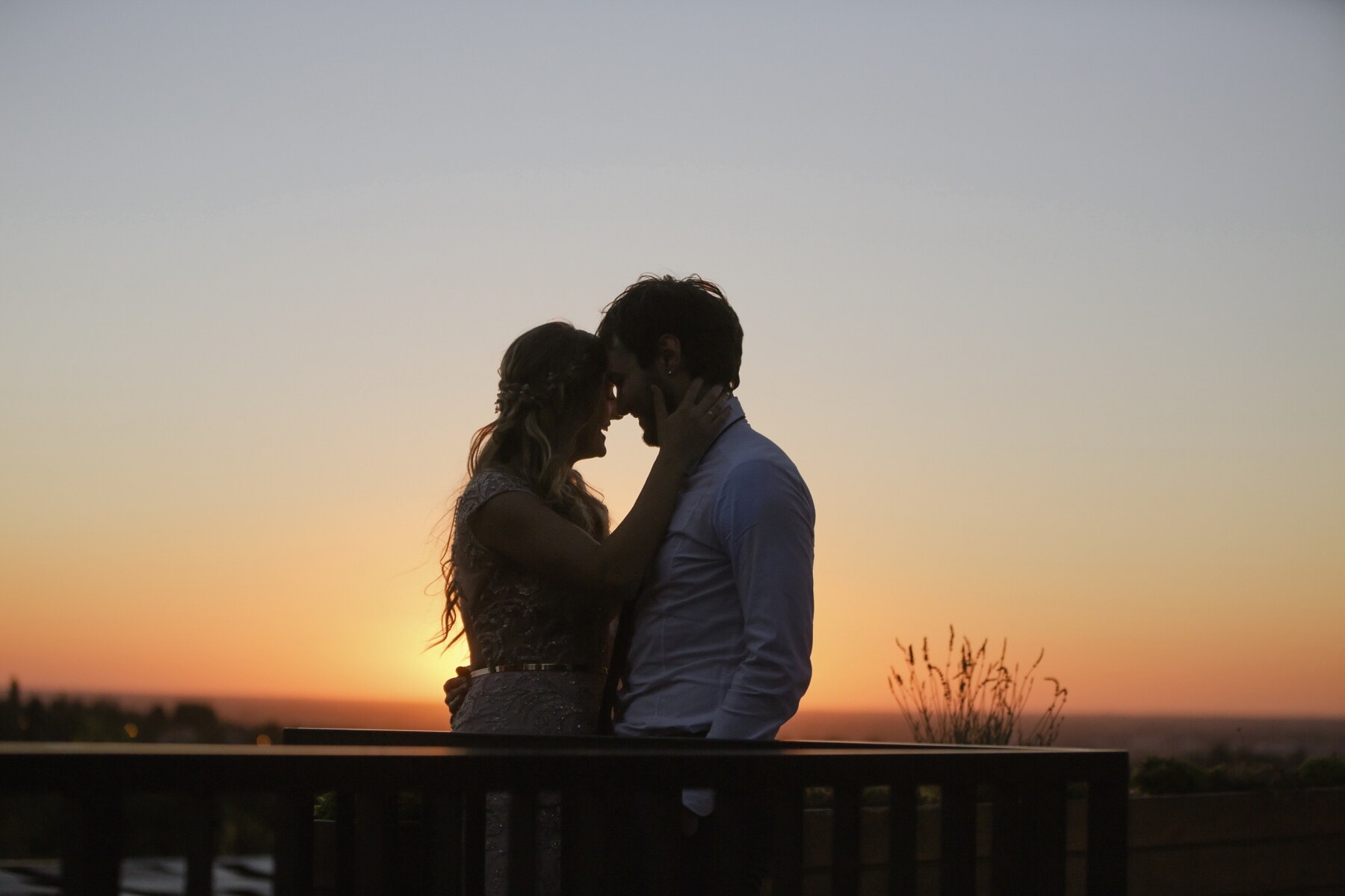 Liebesbeziehung, Kuss, Sonnenuntergang, hinterleuchtet, Balkon, umarmt, Sonne, Liebe, Mädchen, Romantik