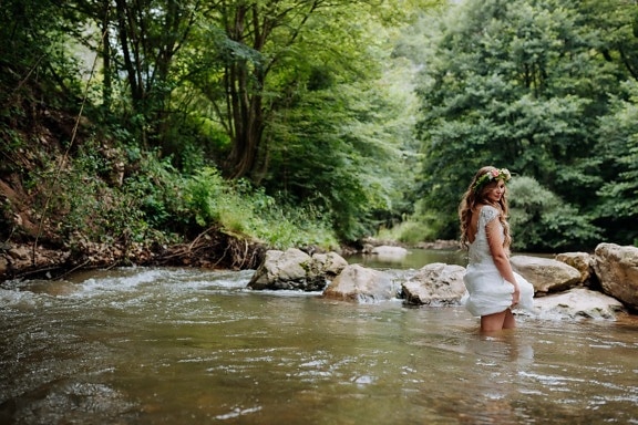симпатична дівчина, молода жінка, Холодна вода, Річка, пішохідний перехід, богиня, води, ліс, деревина, природа
