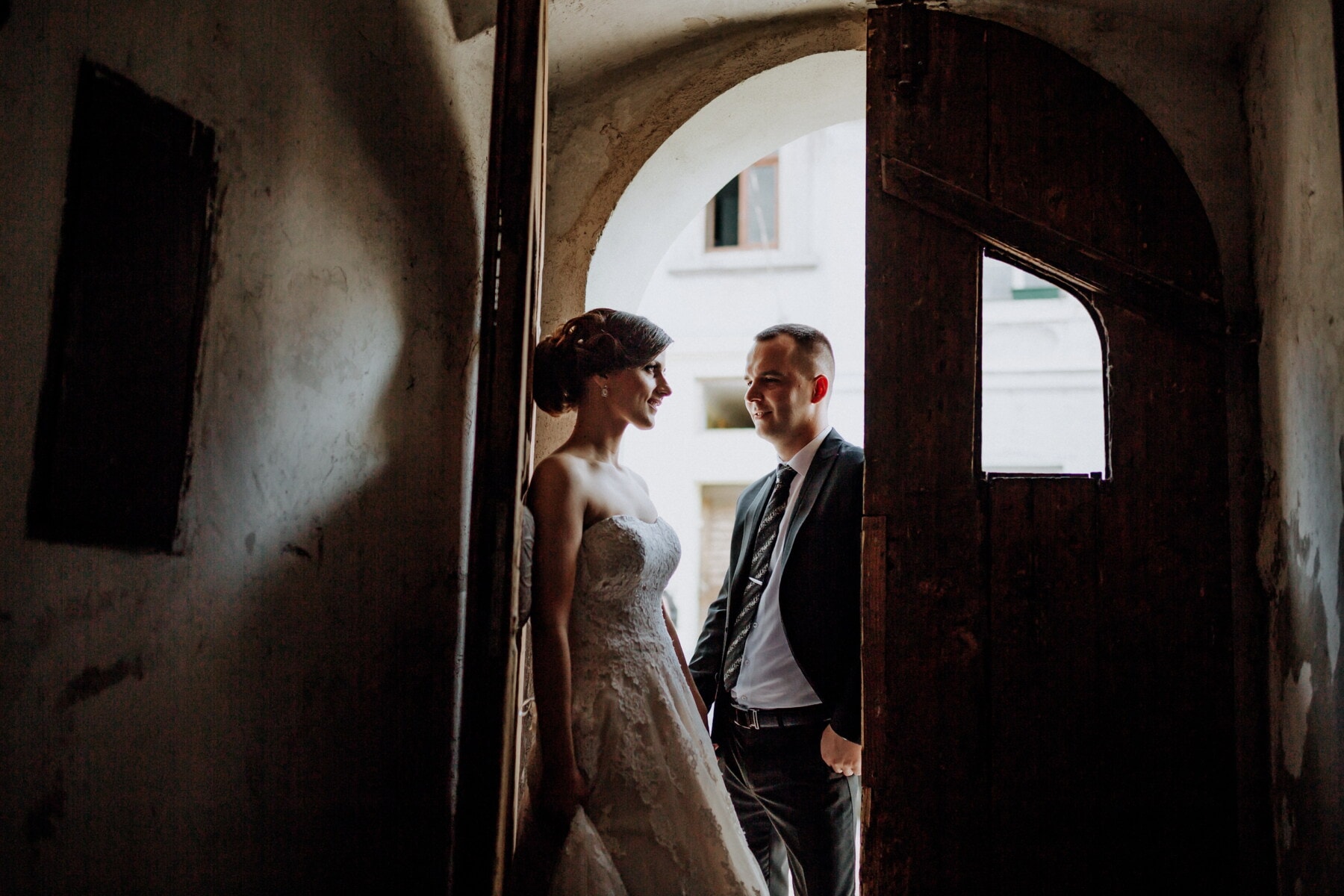 Braut, Bräutigam, vor der Tür, Tür, architektonischen Stil, alt, alten Stil, Gateway, Porträt, Menschen